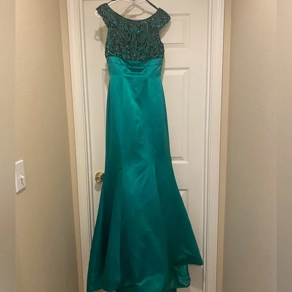 Sherri Hill Dresses | Sherri Hill Mermaid Gown | Color: Black/Green | Size: 4 | Avfellows's Closet Sherri Hill Dresses | Sherri Hill Mermaid Gown | Color: Black/Green | Size: 4 | Avfellows's Closet
